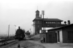 94 988 im Rangierbahnhof Hohenbudberg. Der Niedergang des 1913 eröffneten Rangierbahnhofs begann mit dem Rückzug der Montanindustrie und dem Zechensterben am linken Niederrhein in den 1970er Jahren. (26.04.1956) <i>Foto: Fischer</i>