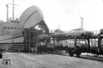 Fabrikneue Opel verlassen das Fährschiff "Theodor Heuss" im dänischen Fährhafen Gedser. Am 6. November 1957 wurde die nach dem ersten deutschen Bundespräsidenten benannte "Theodor Heuss" in Dienst gestellt. Sie wies ebenso wie die "Deutschland" ein Eisenbahnfährdeck mit drei Gleisen auf. Zusätzlich besaß sie ein zweites Deck, auf dem 75 Pkw befördert werden konnten. (1961) <i>Foto: Walter Hollnagel</i>