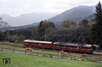 Im Jahre 1949 wurden drei ET 85 in die ET 90 01–03 umgebaut. Diese wurden nach einer Getriebeänderung auf der Steilstrecke Berchtesgaden–Königssee eingesetzt. In Erinnerung an diese Einsätze verkehrte 485 030 als Sonderzug durch das Werdenfelser Land bei Grafenaschau. (07.10.1973) <i>Foto: Peter Schiffer</i>