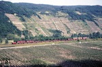 Einen beachtlichen Übergabezug schleppt eine unbekannte 323 durch das Ahrtal bei Rech. (12.06.1973) <i>Foto: Peter Schiffer</i>