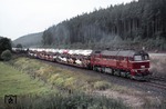 120 305-8 vom Bw Eisenach befördert einen Güterzug bei Hönebach. Als Besonderheit sind hinter der Lok nagelneue Opel-Rekord für die West-Berlin im Zug eingestellt. (28.02.1973) <i>Foto: Peter Schiffer</i>