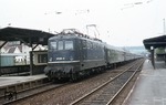 Die letzte Vorserienlok der Baureihe E 10 - 110 005-6 - durchfährt vor "Interzonenzug" D 303 (Berlin - München) den Bahnhof Kronach. (04.05.1975) <i>Foto: Peter Schiffer</i>
