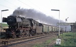 023 023-5 läuft um 6.18 Uhr morgens vor N 5887 (Würzburg - Lauda) in den Haltepunkt Reichenberg/Unterfranken ein. (30.04.1975) <i>Foto: Peter Schiffer</i>
