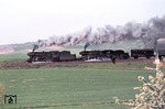 Der als "Fischzug" bekannte Sg 51347 wurde auf dem Abschnitt Würzburg - Lauda - Osterburken mit Dampf befördert, hier leistet 023 018 der 052 838 Vorspanndienste bei Reichenberg/Unterfranken. (30.04.1975) <i>Foto: Peter Schiffer</i>