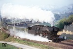 023 018-5 sorgt morgens um 6.30 Uhr in der Gerlachsheimer Kurve für ordentlich Dampf auf der Fahrt mit N 5886 nach Würzburg. (02.05.1975) <i>Foto: Peter Schiffer</i>