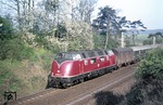 220 004-6 vor E 3061 (Würzburg - Stuttgart) bei Reichenberg/Unterfranken. (30.04.1975) <i>Foto: Peter Schiffer</i>