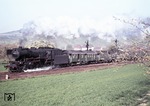 Blühende Landschaften: 023 012-8 verlässt vor N 7511 nach Crailsheim den Bahnhof Markelsheim. (02.05.1975) <i>Foto: Peter Schiffer</i>