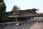 Frühmorgens überquert 03 0078-0 (03 1078) vor D 1316 "Berlinaren" (Berlin-Zoo - Stockholm) die fast autofreie "Straße des 17. Juni". Viele Jahre lang war dieser Zug die einzige Gelegenheit für Frühaufsteher, Stralsunder Maschinen der BR 03.10 im Westteil Berlins bei günstigem Sonnenlicht fotografieren zu können.  (25.08.1976) <i>Foto: Peter Schiffer</i>