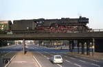 03 0078-0 überquert vor D 1316 "Berlinaren" die "Straße des 17. Juni" in Berlin-Tiergarten. Traurige Berühmtheit erlangte die Lok, als sie am 27. Juni 1977 vor dem Urlauberzug D 1918 bei Lebus durch die Fehlhandlung des Weichenwärters auf dem Stellwerk W1 in Boosen auf der Strecke von Frankfurt/Oder nach Angermünde mit 132 200 vor Dg 50101 frontal zusammenstieß. Bei dem Unglück kamen neben den Lokpersonalen 28 Reisende ums Leben. (25.08.1976) <i>Foto: Peter Schiffer</i>