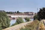 Ein S-Bahnzug an den Grenzanlagen zwischen Lehrter Bf und Friedrichstraße. (25.08.1976) <i>Foto: Peter Schiffer</i>