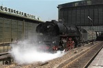 01 0527-0 (01 527) verlässt vor D 1332 nach Westerland den Bahnhof Berlin-Zoologischer Garten. (24.08.1976) <i>Foto: Peter Schiffer</i>