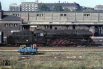 Die kohlegefeuerte 01 1512-1 (01 512) vor D 1275 "Metropol" (Rostock - Budapest) in Berlin-Warschauer Straße. Hinter der Lok läuft ein Wagen der MAV. (24.08.1976) <i>Foto: Peter Schiffer</i>