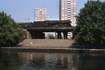 01 0510-5 (01 510) vor D 337 aus Hamburg am Spreeufer in Berlin-Jannowitzbrücke. (24.08.1976) <i>Foto: Peter Schiffer</i>