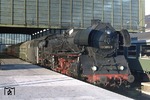 03 0088-9 (03 1088) vor D 1316 "Berlinaren" nach Stockholm im Ausgangsbahnhof Berlin-Zoologischer Garten. Viele Jahre lang war dieser Zug die einzige Gelegenheit für Frühaufsteher, Stralsunder Maschinen der BR 03.10 im Westteil Berlins bei günstigem Sonnenlicht fotografieren zu können.  (24.08.1976) <i>Foto: Peter Schiffer</i>