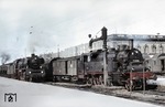 Einige Exemplare der badischen VI c verblieben nach 1945 bei der Reichsbahn der DDR. Während bei der DB die letzte (75 1118) im Jahre 1967 ausgemustert wurde, hatte die DR zu diesem Zeitpunkt noch einige Fahrzeuge in Betrieb. Hier geben sich 75 1005 und 22 056 ein Stelldichein in Magdeburg Hbf.  (03.1968) <i>Foto: Klaus Kieper</i>