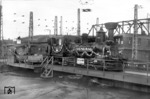 Die 1860 gebaute Lok Nr. 860 der Graz-Köflacher-Eisenbahn (GBK) fuhr 1962 anläßlich der deutschen Filmpremiere der bereits 1926 gedrehten Filmkomödie "Der General" von und mit Buster Keaton mit eigener Kraft von Graz bis Hamburg und wurde dort sogar von der Flutkatastrophe überrascht. Hier wendet sie auf dem Weg nach Hamburg im Bw Köln Betriebsbahnhof. Der Film spielt zur Zeit des amerikanischen Sezessionskrieges und basiert auf dem historisch verbürgten Andrews-Überfall vom 12. April 1862. Der Lokomotivführer Johnnie Gray (gespielt von Buster Keaton) nimmt einsam die Verfolgung seiner von nordstaatlichen Spionen entführten Lokomotive "General" auf. Mit Hartnäckigkeit und Erfindungsreichtum gelingt es ihm, sowohl seine Maschine als auch die Gunst seines geliebten Mädchens Annabelle Lee zurückzuerobern. (02.1962) <i>Foto: Fischer</i>