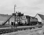 64 246 (Bw Nürnberg Hbf) ergänzt ihre Kohlenvorräte in der Lokstation Spalt. Das Interessante an dieser Konstruktion war, das die Kohlen zunächst mit einem Flaschenzug nach oben gezogen wurden, um dann von oben in den Tender geschippt zu werden. (20.09.1960) <i>Foto: Detlev Luckmann</i>