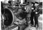 Unter den wachsamen Augen zweier Reichsbahner wird die Spurweite einer Achse im Eisenbahn-Ausbesserungswerk (EAW) Dnjepropetrowsk vermessen. (1943) <i>Foto: Walter Hollnagel</i>