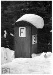 Streckenfernsprecher beinhalteten ein Telefon, um von der freien Strecke eine besetzte Betriebsstelle erreichen zu können. Wie auf dem winterlichen Foto aus dem Allgäu waren sie anfangs in Stahlblechkästen untergebracht, um sie gegen Missbrauch und Witterungseinflüsse zu schützen. Später wurden sie durch ein Kunststoffgehäuse auf einem Betonmast ersetzt. Sie waren mit einem schwarzen "F" auf weißem Grund gekennzeichnet und standen auf freier Strecke in vorgegebenen Abständen. In Zeiten des digitalen Zugfunks sind diese Kommunikationseinrichtungen weitestgehend verschwunden. (1938) <i>Foto: RVM</i>