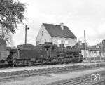 55 1609, eine pr. G 8 aus dem Jahr 1903, im Bahnhof Lübbenau. Im Gegensatz zur späteren pr. G 8.1, die eine Achslast von 17 t hatte, kam die pr. G 8 mit 14 t Achslast aus. Während bei der DB alle pr. G 8 bereits bis 1955 ausgemustert waren, liefen sie bei der Reichsbahn der DDR noch bis 1969. 55 1609 stand bis 30.09.1968 unter Dampf. (1967) <i>Foto: Joachim Claus</i>