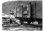 Verladen von Grubenholz in den offenen Güterwagen Om 49769 Essen. Zum Ausbau in den Kohlegruben wurden in erster Linie Nadelhölzer wie Kiefer oder Fichte verwendet. Dieses langfaserige Holz verformte sich bei Lastaufnahme zunächst unter lautem Knacken, bevor es brach und warnte so die Kumpel unter Tage.  (1938) <i>Foto: RVM</i>