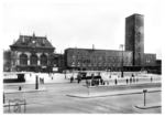 Altes und neues Empfangsgebäude in Düsseldorf Hbf: Nach einem Entwurf der Reichsbahndirektion Wuppertal mit ihren Architekten Krüger und Eduard Behne erfolgte der Bau des Düsseldorfer Hauptbahnhofs mit seinem markanten Uhrenturm. Es ersetzte das Gebäude von 1891 (links im Bild), gebaut im wilhelminischen Stil. (1935) <i>Foto: RVM</i>
