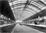 Im Jahre 1894 wurde die große dreigliedrige Bahnsteighalle des Kölner Hauptbahnhofs fertiggestellt. Mit einer Spannweite von 64 Metern überspannte die Haupthalle die heutigen Gleise 2 bis 7, die beiden Seitenhallen die Gleise 1 und 8. In der 255 Meter langen Halle stand ein zweistöckiges Wartesaalgebäude, von dem aus die Reisenden bequem alle Gleise der Mittelhalle erreichen konnten. (1933) <i>Foto: RVM</i>