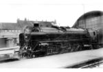 02 005 wartet in Hannover Hbf auf ihre Rückleistung nach Hamm. Die bei Henschel&Sohn im Jahre 1925 gebaute Vierzylinder-Verbundlok war ab 07.04.1938 als Zwillingsmaschine mit der Betriebsnummer 01 233 unterwegs. (1930) <i>Foto: RVM</i>