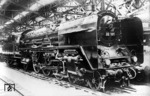 Im Jahr 1932 versuchte die Deutsche Reichsbahn durch die Verwendung hochfester Stähle den Kesseldruck von 16 kp/cm² auf 25 kp/cm² zu steigern. Insgesamt wurden acht solcher Lokomotiven gebaut, darunter befanden sich auch die beiden Schnellzuglokomotiven der Baureihe 04. Die von der Firma Krupp gebauten Fahrzeuge wiesen schon nach kurzer Zeit Schäden an der Feuerbüchse auf. Da die Loks auch nach Umbauten und Reparaturen nicht die Erwartungen erfüllten, setzte man den Druck 1935 wieder auf 16 kp/cm² herab und gab ihnen die Betriebsnummern 02 101 und 02 102. Infolge Wassermangels explodierte der Kessel der 02 102 am 3. April 1939; daraufhin wurden beide Maschinen ausgemustert und schließlich 1940 verschrottet. Das Bild zeigt 02 101 auf der 100 Jahr-Ausstellung der Deutschen Eisenbahnen in Nürnberg. (1935) <i>Foto: RVM</i>