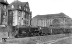 Vor dem charakteristischen Direktionsgebäude der RBD Wuppertal verlässt die Osnabrücker 03 003 den Bahnhof Wuppertal-Elberfeld (heute Hauptbahnhof) auf dem Weg nach Köln. (1931) <i>Foto: DLA Darmstadt</i>