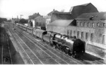 03 240 unterwegs mit dem D 93 auf der Fahrt von Köln Hbf nach Hamburg-Altona in Wuppertal-Unterbarmen. Der Zug wird demnächst in Wuppertal-Barmen halten und bald darauf in Wuppertal-Oberbarmen durchfahren - wie so viele Fernzüge vor dem Krieg. Wegen des engen Gleisabstandes gab es auf der Talstrecke etliche Signalbrücken, sowohl in den Bahnhofsbereichen als auch auf freier Strecke. Die Aufnahme entstand in der Nähe von Carl Bellingrodts Wohnung an der Siegesstraße 94. (1938) <i>Foto: DLA Darmstadt</i>