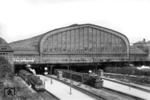 Vor der imposanten Halle des Hamburger Hauptbahnhofs mit einer Breite von 114 m und einer Höhe von bis zu 37 m warten 17 207 und eine unbekannte 74er auf Ausfahrt.  (1930) <i>Foto: RVM</i>