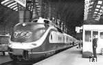VT 11 5006 steht als TEE 19 "Saphir" nach Paris abfahrbereit in seinem Ausgangsbahnhof Frankfurt/M Hbf - damals noch Hpbf = Hauptpersonenbahnhof genannt.  (20.07.1968) <i>Foto: Joachim Claus</i>