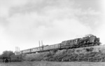 Das Bemühen, den Wirkungsgrad von Dampflokomotiven zu verbessern, führte in den Jahren 1923/24 zum Bau der 18 1001 mit einer Dampfturbine der Bauart Krupp-Zoelly. Die Lok war bis 1939 beim Bw Hamm im Schnellzugdienst im Einsatz, wie hier vor D 4 bei Solingen-Landwehr. (05.08.1935) <i>Foto: DLA Darmstadt</i>