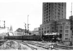 39 122 vor dem Schlafwagenzug D 16 am Hansahochhaus zwischen Köln Hbf und Bbf. (1930) <i>Foto: DLA Darmstadt</i>