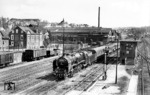 39 130 läuft vor E 784 in den Bahnhof Siegen ein. Im Hintergrund die Anlagen des DB-Ausbesserungswerkes. (1953) <i>Foto: Carl Bellingrodt</i>