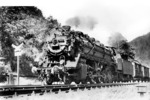 44 007 vor einem Güterzug bei Falkenstein in Oberfranken. Zehn Jahre nach dieser Aufnahme erhielt diese Gegend eine besondere Bedeutung durch die Grenzziehung der Zonengrenze zwischen Bayern und Thüringen. (14.06.1935) <i>Foto: DLA Darmstadt</i>