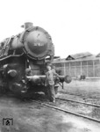 Die bei Henschel in Kassel gebaute Kondenstenderlok 52 1851 war in der RVD Dnjepropetrowsk ab 04.08.1943 im Osteinsatz. Vor der Lok der 1968 verstorbene Dipl-Ing. Gerd Rüggeberg, der die Kondensloks betreute. Er begleitete die Erprobungsfahrten und organisierte den ersten Betriebseinsatz der Loks in der Ukraine. (03.1943) <i>Foto: Slg. Eisenbahnstiftung</i>