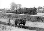Im Deutschen Kursbuch nüchtern unter dem Kürzel als KBS 106 r (Seestadt Wismar – Triebsees) geführt, ist nichts anderes als die 1895 von der Großherzoglich Mecklenburgischen Friedrich-Franz-Eisenbahn in Betrieb genommene Strecke. In deren Verlauf rangiert die im Bereich der Bahnhofsausfahrt von Bad Sülze wartende 56 234 mit ihrem Kurzgüterzug im ländlichen Umfeld. Pflügender Bauer wie auch die Lokmannschaft schauteninteressiert in die Kamera. Die Strecke fand lange noch ihr Auskommen. Erst nach der Deutschen Wiedervereinigung folgte unter der Regie der Deutschen Bahn AG das schnelle Aus. (26.04.1938) <i>Foto: DLA Darmstadt</i>