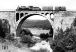 57 3457 überquert mit zwei Güterzugbegleitwagen (Pwg) das große Dillviadukt bei Haiger. (01.09.1934) <i>Foto: DLA Darmstadt</i>