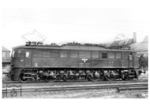 Die österreichischen Bundesbahnen (BBÖ) bestellten 1937 nahezu baugleiche Lokomotiven der Baureihe E 18. Sie erhielten für den steigungsreicheren Streckeneinsatz verstärkte Transformatoren und die Fahrmotoren der E 19 mit einer herabgesetzten Höchstgeschwindigkeit von 130 km/h. Die als BBÖ-Baureihe 1870 vorgesehenen Maschinen wurden aufgrund der politischen Entwicklung ab 1939 an die DRG ausgeliefert und erhielten die Bezeichnung E 18 201 bis 208. Das Foto zeigt E 18 203 mit abgedunkelten Signalleuchten und Hoheitszeichen in Salzburg. (06.1942) <i>Foto: Hermann Maey</i>