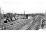 E 71 13 läuft vor P 1235 aus Lörrach in den Bahnhof Weil am Rhein ein. Rechts die Streckengleise nach Basel. (20.06.1954) <i>Foto: Carl Bellingrodt</i>