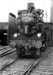 T 38 3255 wurde 1929 aus der 1921 von Henschel gelieferten 38 3255 umgebaut. Die Lok behielt ihr normales Triebwerk, lediglich der Abdampf wurde im Kondenstender über eine Turbine geleitet, die für zusätzlichen Antrieb des Tenders sorgte. Leistungsmäßig soll die T 38 3255 dabei Werte wie die Baureihe 01 erreicht haben, hatte jedoch wesentlich günstigere Verbrauchswerte, die bis zu 30% unter denen der 01 lagen. Dem gegenüber stand jedoch ein erheblicher Wartungsaufwand und ein eigentümliches Anfahrverhalten der Maschine. 1937 wurde die Maschine wieder in den Ursprungszustand zurückgebaut und 1958 beim Bw Minden ausgemustert. (25.06.1935) <i>Foto: DLA Darmstadt</i>