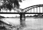 Die 274 m lange Deutschherrnbrücke über den Main entstand zwischen 1911 und 1913 im Zuge der zweigleisigen Verbindung zwischen dem damals neuen Frankfurter Ostbahnhof an der Frankfurt-Hanauer Eisenbahn und der Bebraer Bahn. (1939) <i>Foto: RVM (Trost)</i>