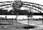 Die Deutschherrnbrücke liegt an der zweigleisigen Strecke zwischen Frankfurt-Süd und Hanau. Hier überquert eine unbekannte 50er die Brücke über den Main auf dem Weg in den Frankfurter Ostbahnhof. (1939) <i>Foto: RVM (Trost)</i>