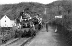 86 493 führte den Eröffungszug zur Wiederinbetriebnahme der Strecke Düren - Heimbach nach dem Zweiten Weltkrieg, hier im Haltepunkt Abenden. (1950) <i>Foto: Fischer</i>