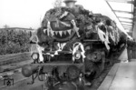 86 493 hatte die Ehre, den ersten Zug auf der Rurtalbahn nach dem zweiten Weltkrieg zu bespannen, hier vor der Abfahrt im Bahnhof Düren. (1950) <i>Foto: Fischer</i>