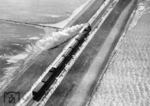 Eine pr. P 4.2 (DRG Baureihe 36) führt einen Personenzug über den 11 km langen Hindenburgdamm zwischen dem Festland von Schleswig-Holstein und der nordfriesischen Insel Sylt. (1929) <i>Foto: RVM</i>