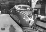 Der rot/silberne VT 10 551  verkehrte als Ft 49/50 "Komet" dreimal wöchentlich zwischen Hamburg-Altona und Zürich, hier bei einer Pressevorstellung im Kölner Hauptbahnhof. (1954) <i>Foto: Fischer</i>