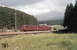 Ein dreiteiliger VT 98 auf der Schwarwaldbahn bei Sommerau. (09.1963) <i>Foto: Heinz Hangarter</i>